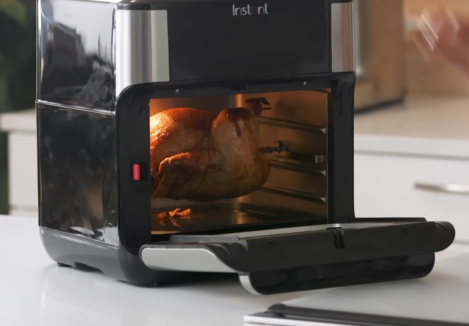 Chiken in the black air fryer on the table