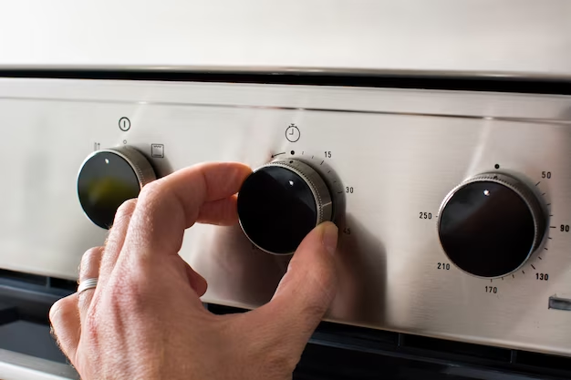 Hand gripping oven control knob